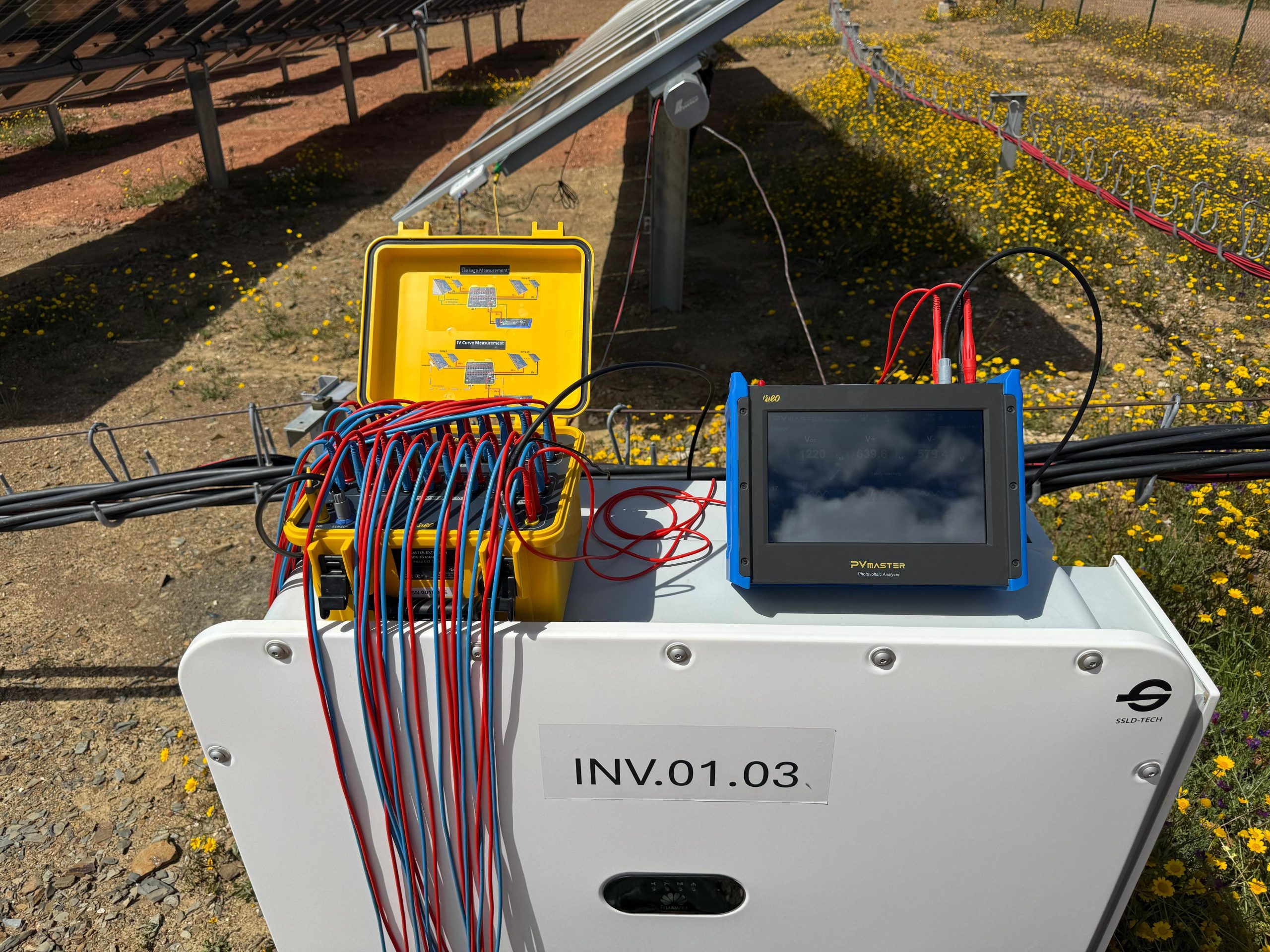 Traceur de courbe photovoltaïque multivoies en utilisation 